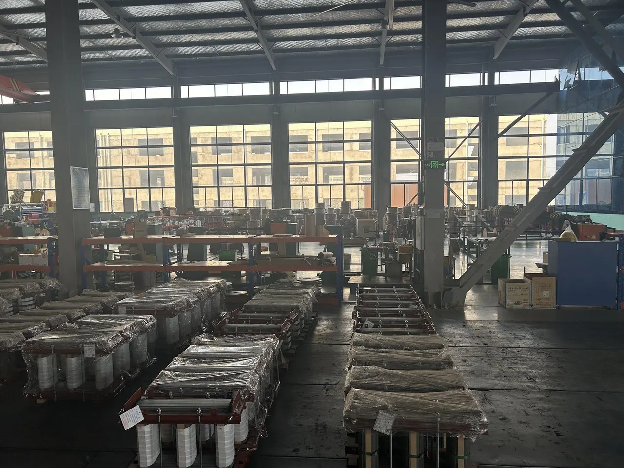 Conjuntos de núcleo y bobinas de transformadores en el taller